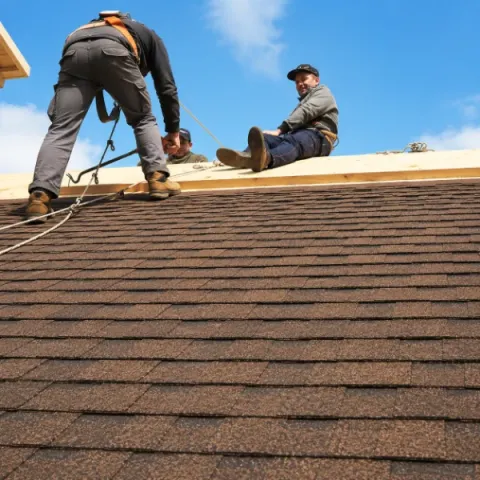 Artisan couvreur Val-de-Livenne réalisant la pose d'une toiture en tuiles