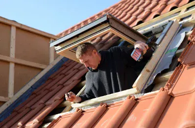 Pose de fenêtre de toit et velux par un couvreur à Val-de-Livenne